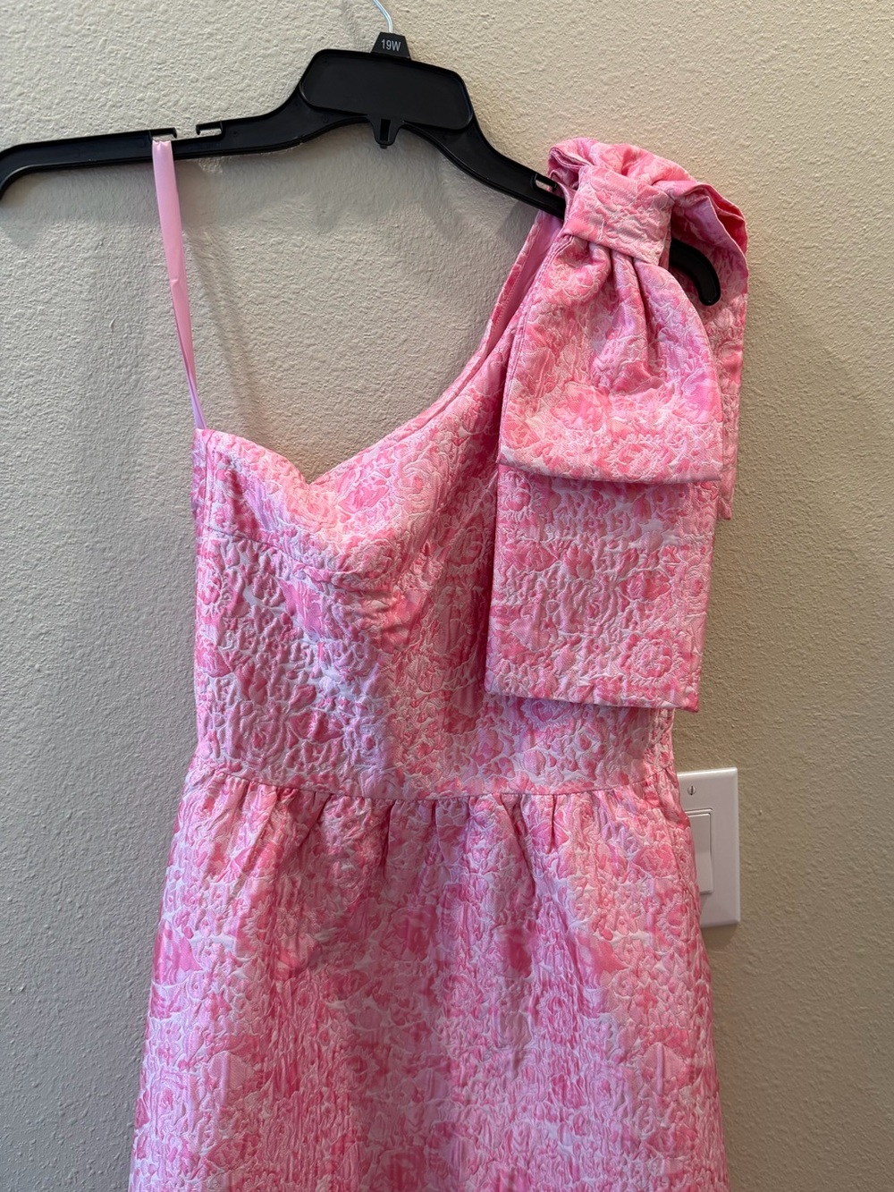 Caroline Gown Pink Bubble Jacquard
Abbey Glass - Picture 6 of 9